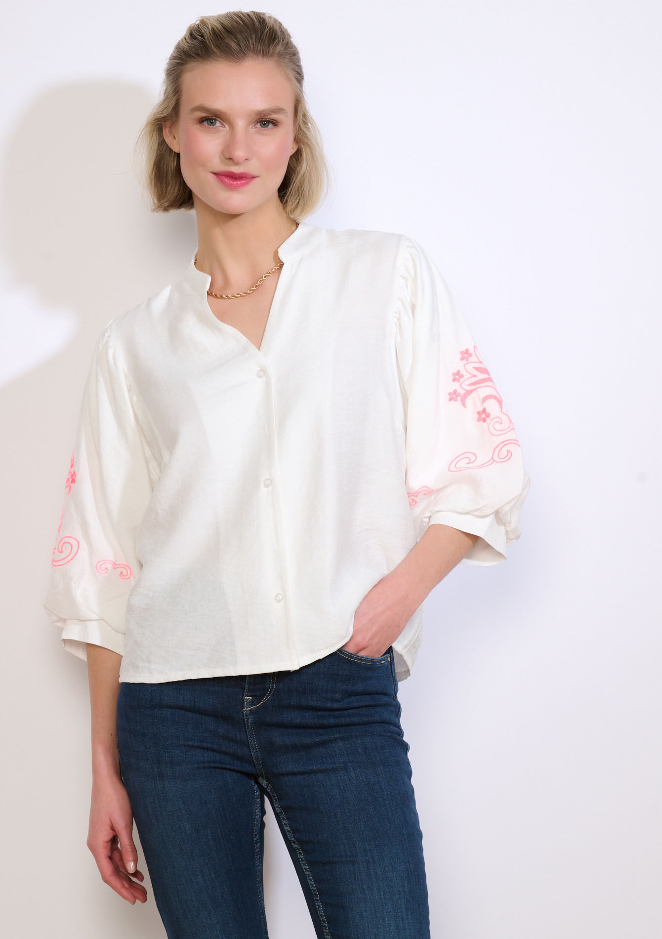 Hemd met geborduurde mouwen, Hemd met geborduurde mouwen - VANILLA WHITE - 05703041_1013