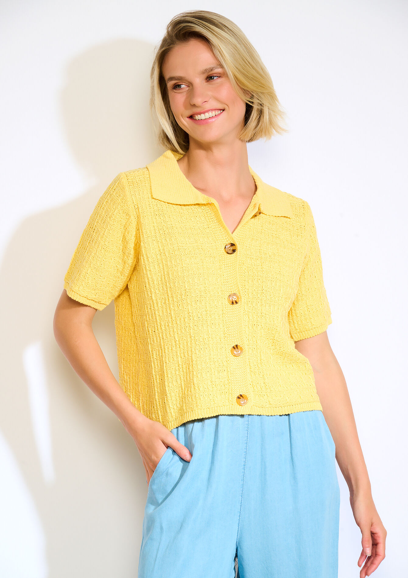 Korte top met textuur - YELLOW PASTEL - 02301827_5004