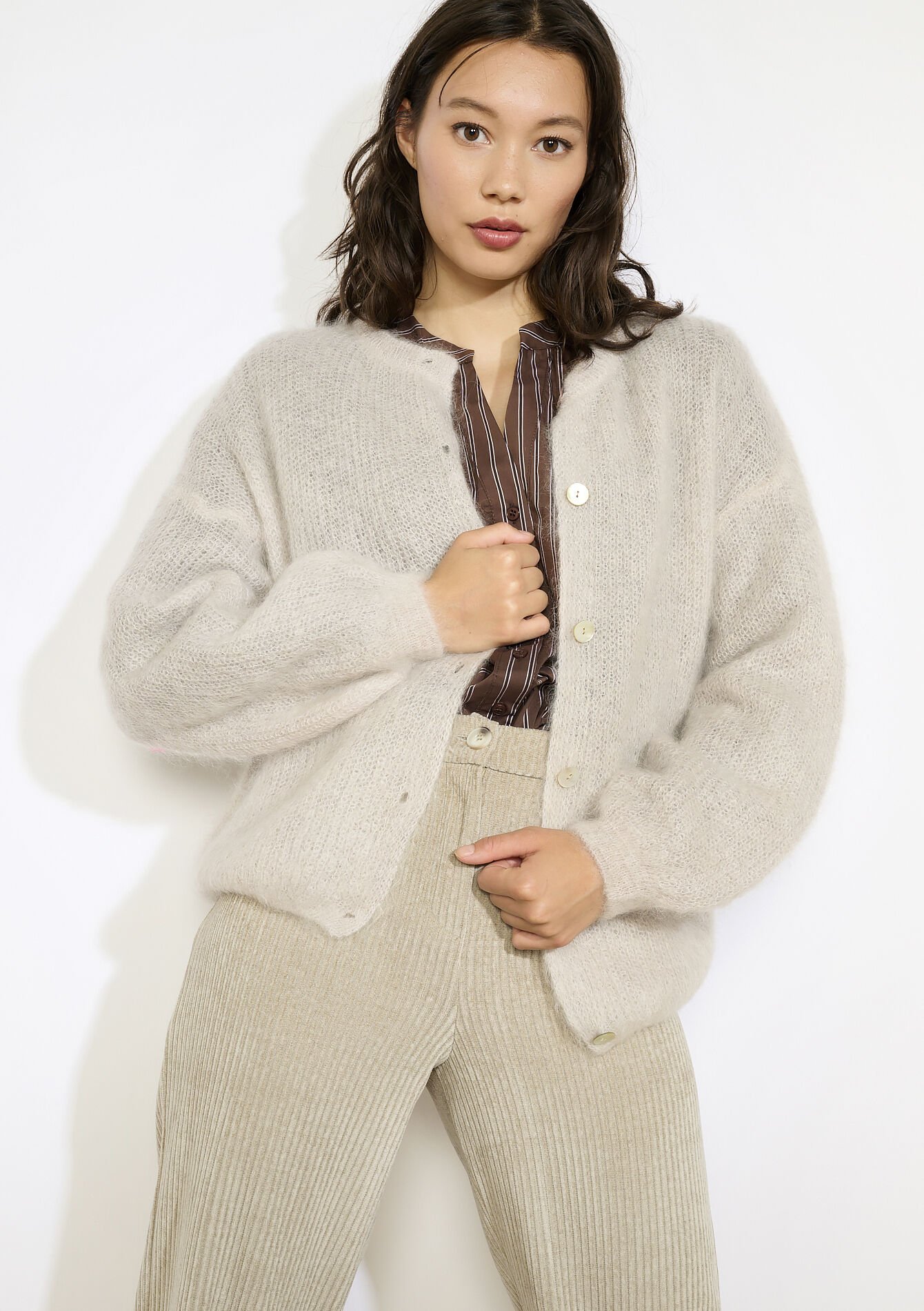 Zachte cardigan met parelknopen - BEIGE CHINE - 04101368_4025