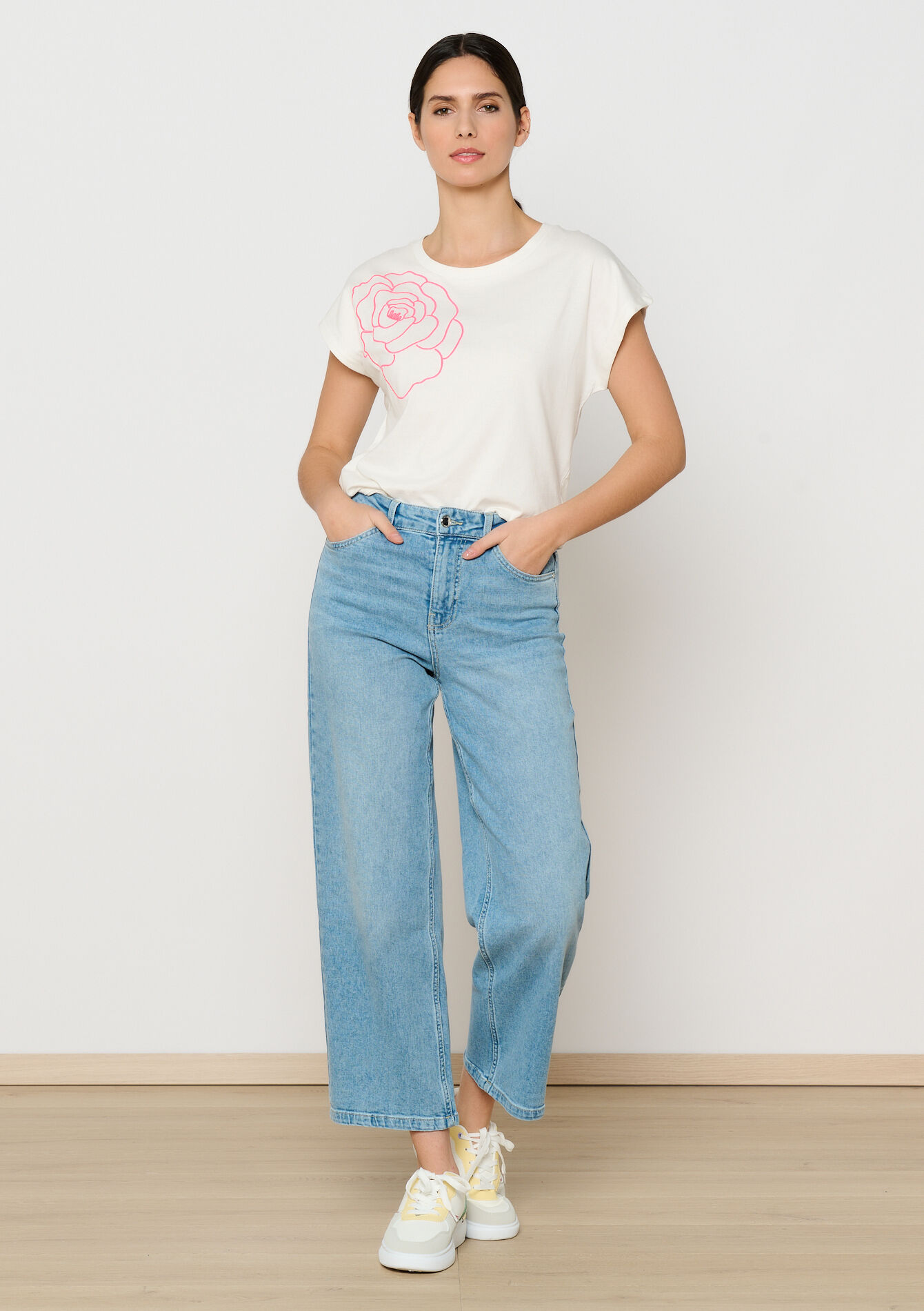 T-shirt met geborduurde bloem, T-shirt met geborduurde bloem - OFFWHITE - 02301642_1001