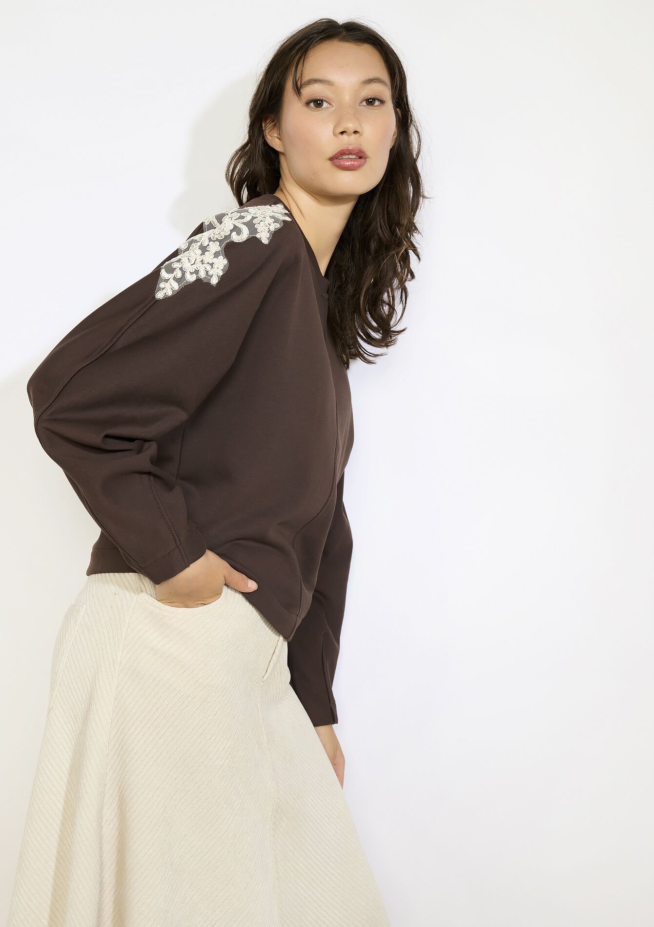 Sweater met kant op schouder - BROWN DARK CHOCOLATE - 03001819_3720