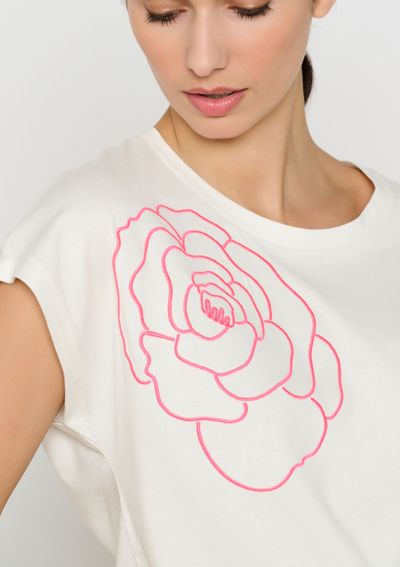 T-shirt met geborduurde bloem, T-shirt met geborduurde bloem - OFFWHITE - 02301642_1001