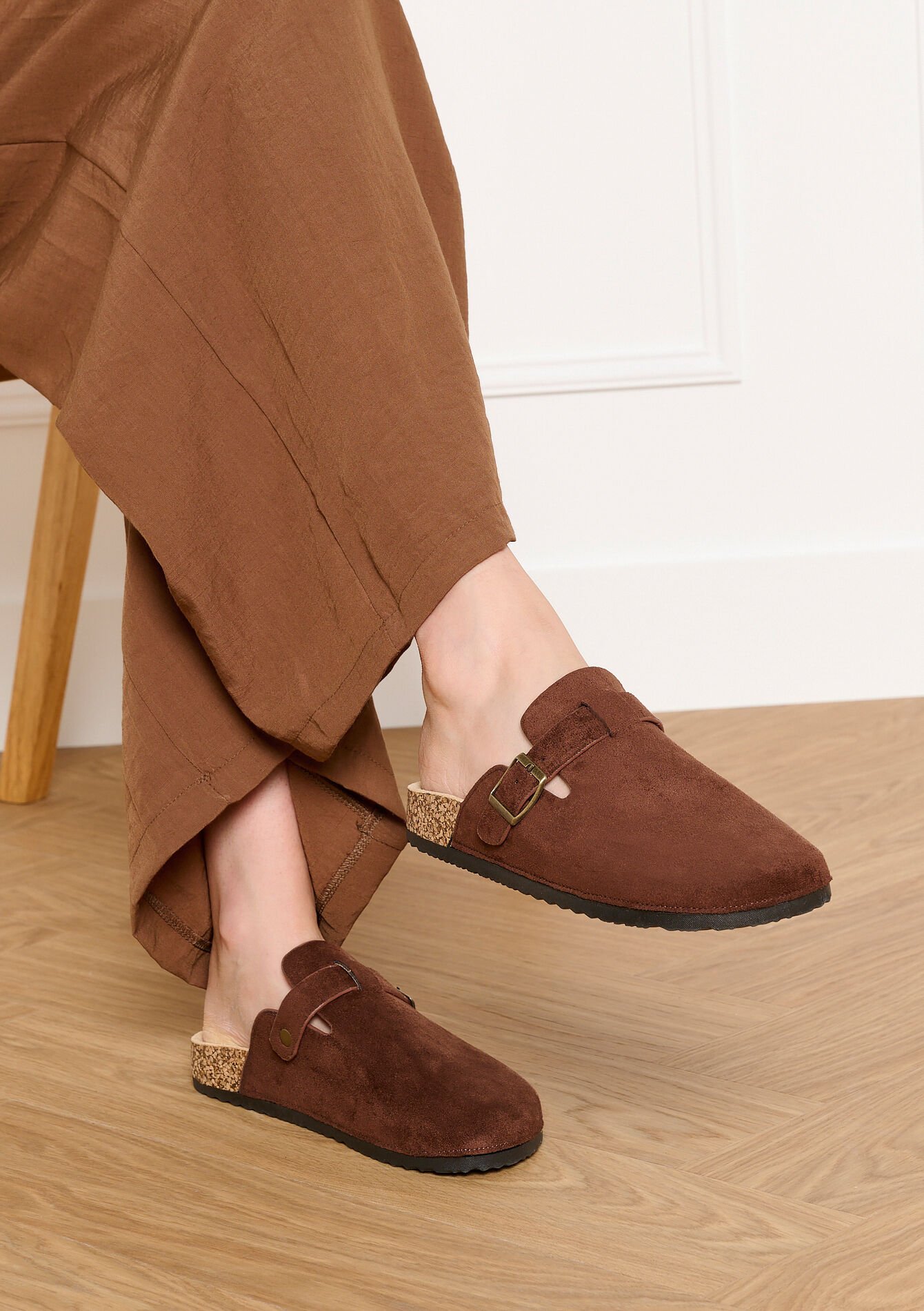 Suede mules met gespdetail, , front