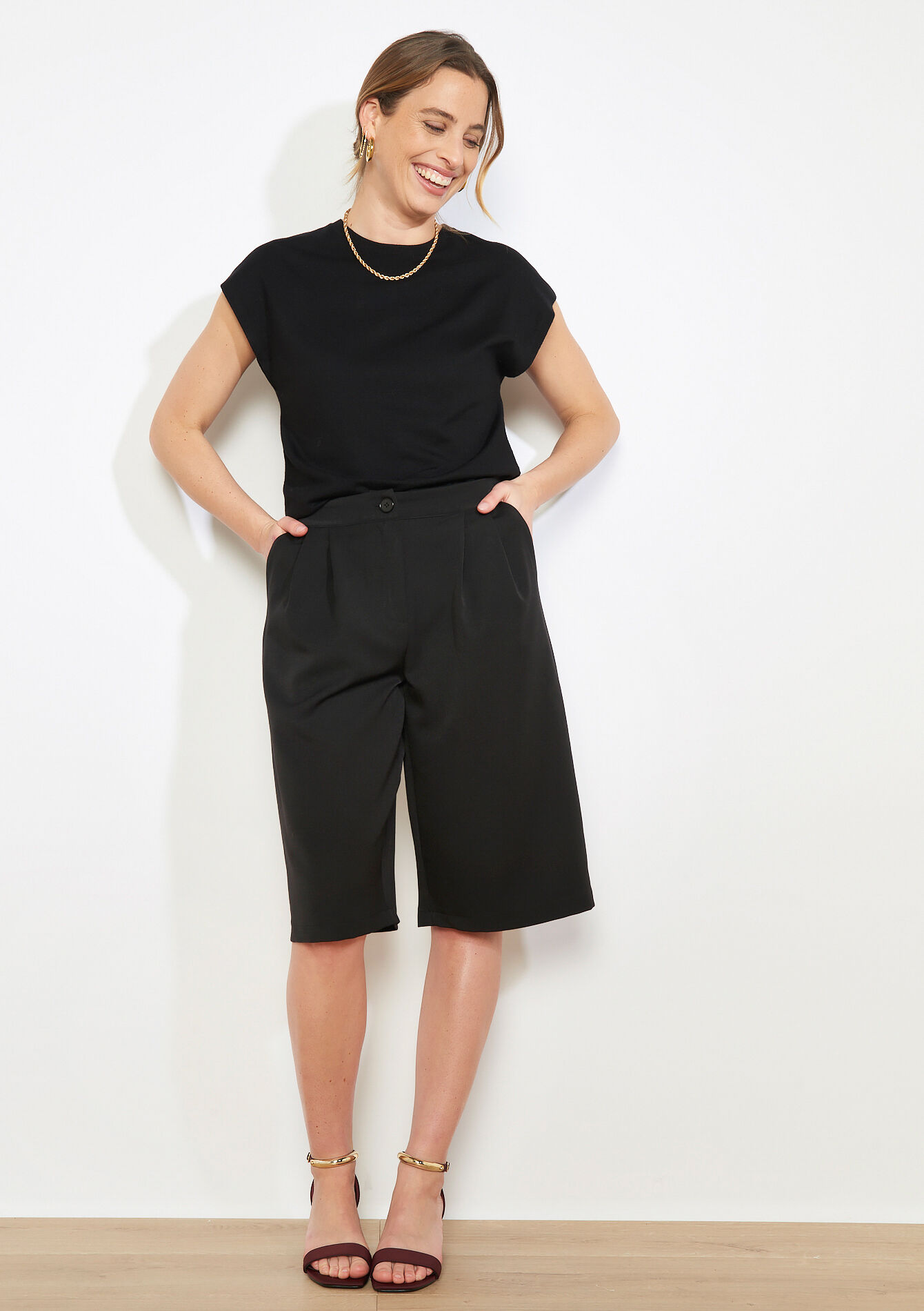 Fluid pleated bermuda shorts - BLACK - 06100796_1119