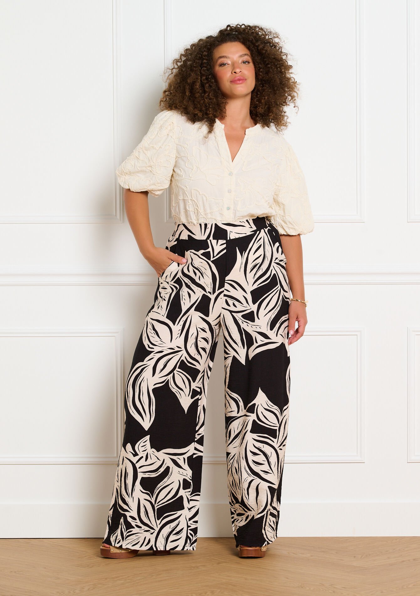 Wijde vloeiende broek met print - BLACK - 06601151_1119