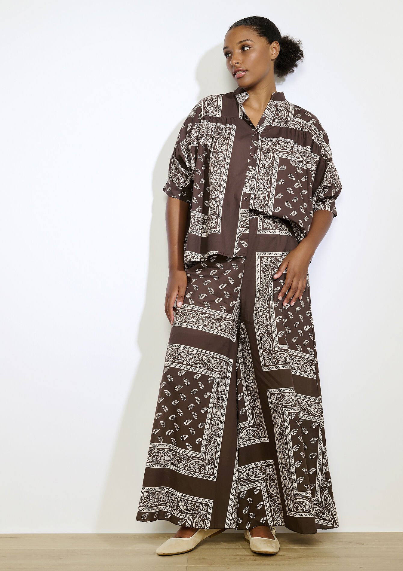 Oversized blouse met bandanaprint , Oversized blouse met bandanaprint - BROWN DARK CHOCOLATE - 05702928_3720