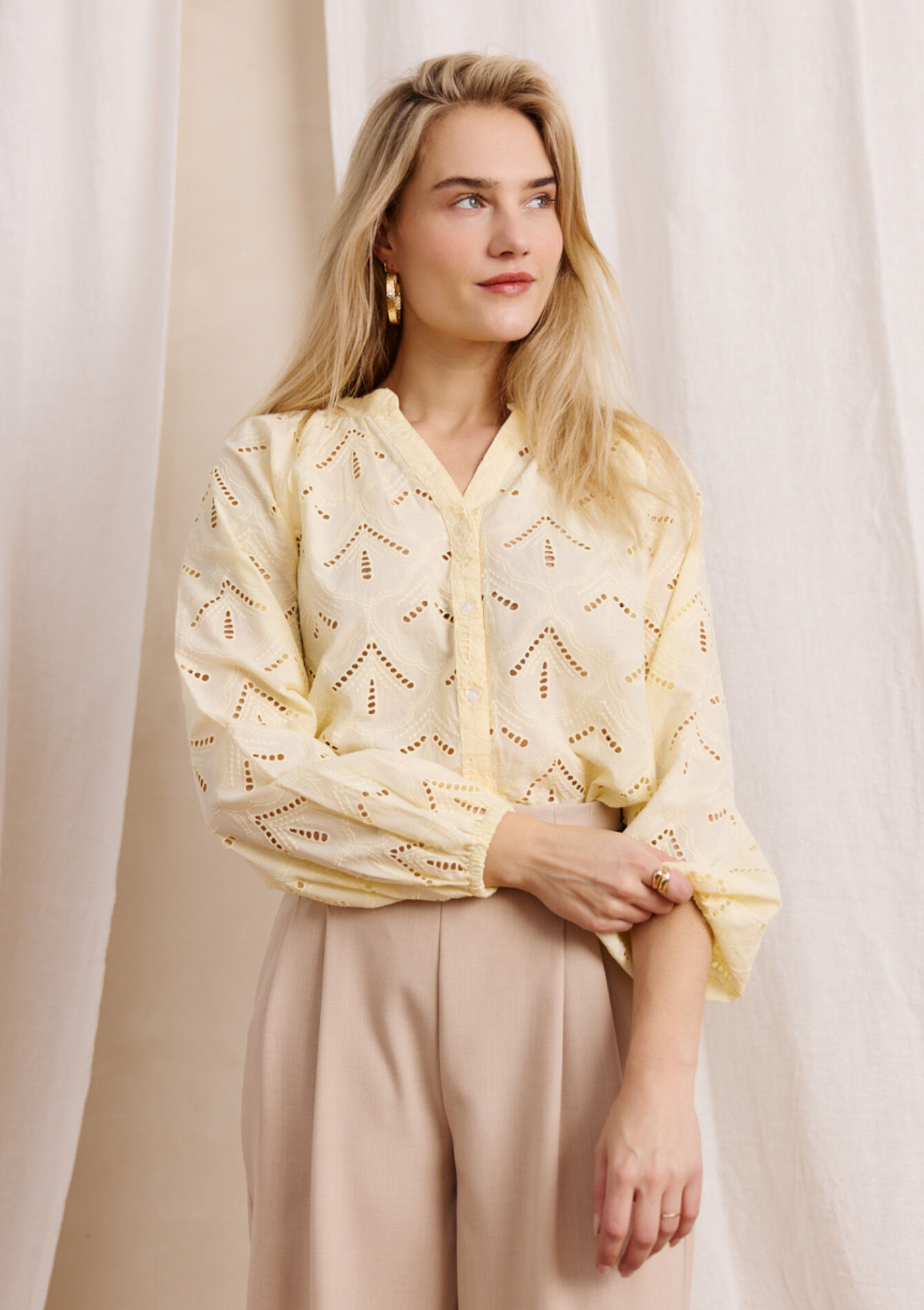 Luchtige blouse met ajourdetails, , hi-res