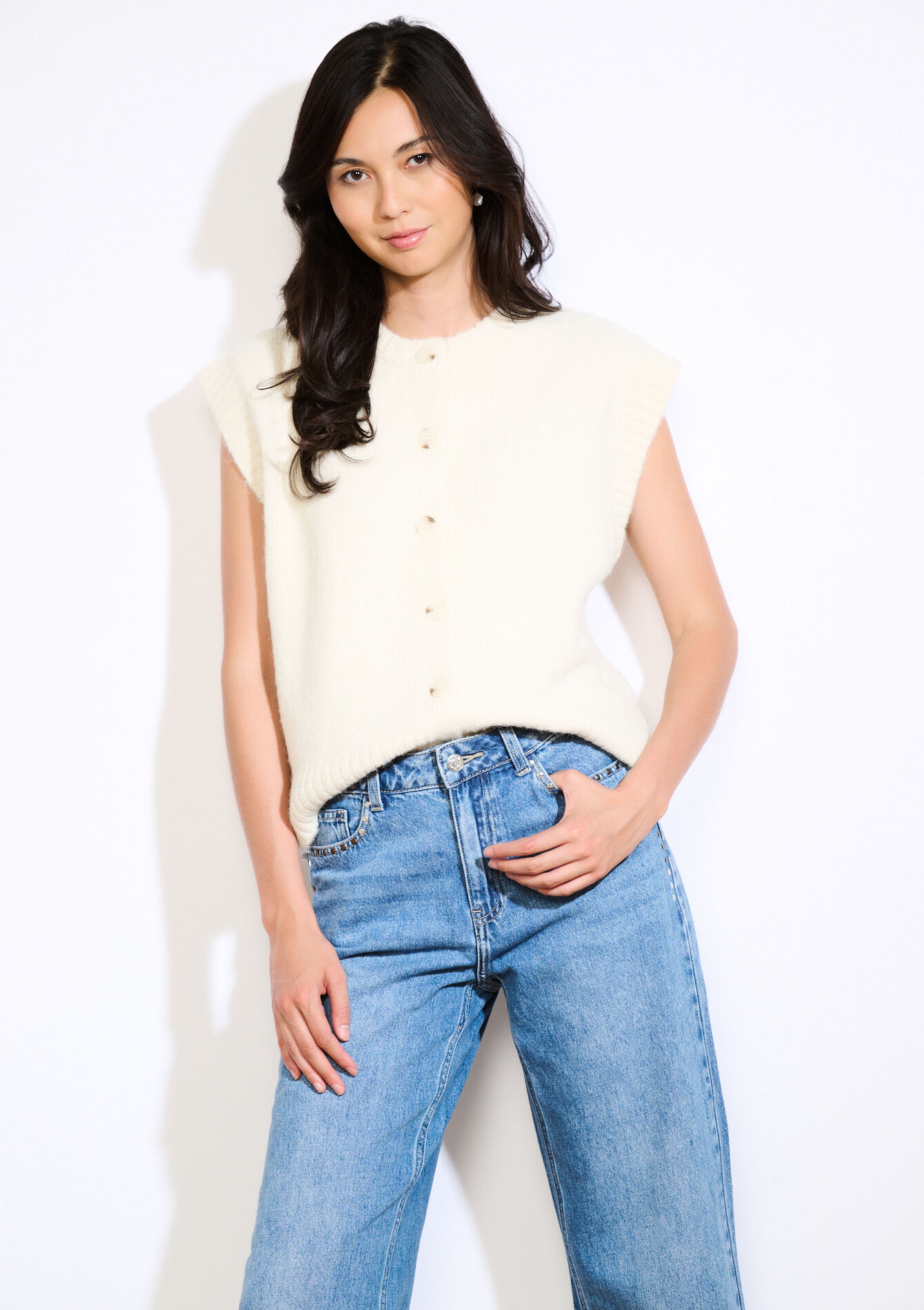 Mouwloze gebreide vest met knopen - VANILLA WHITE - 04101304