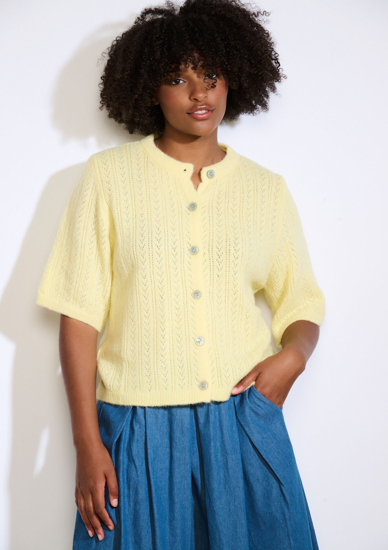 Fijngebreden vestje met kortmouwen , Fijngebreden vestje met kortmouwen - YELLOW PASTEL - 04101335_5004