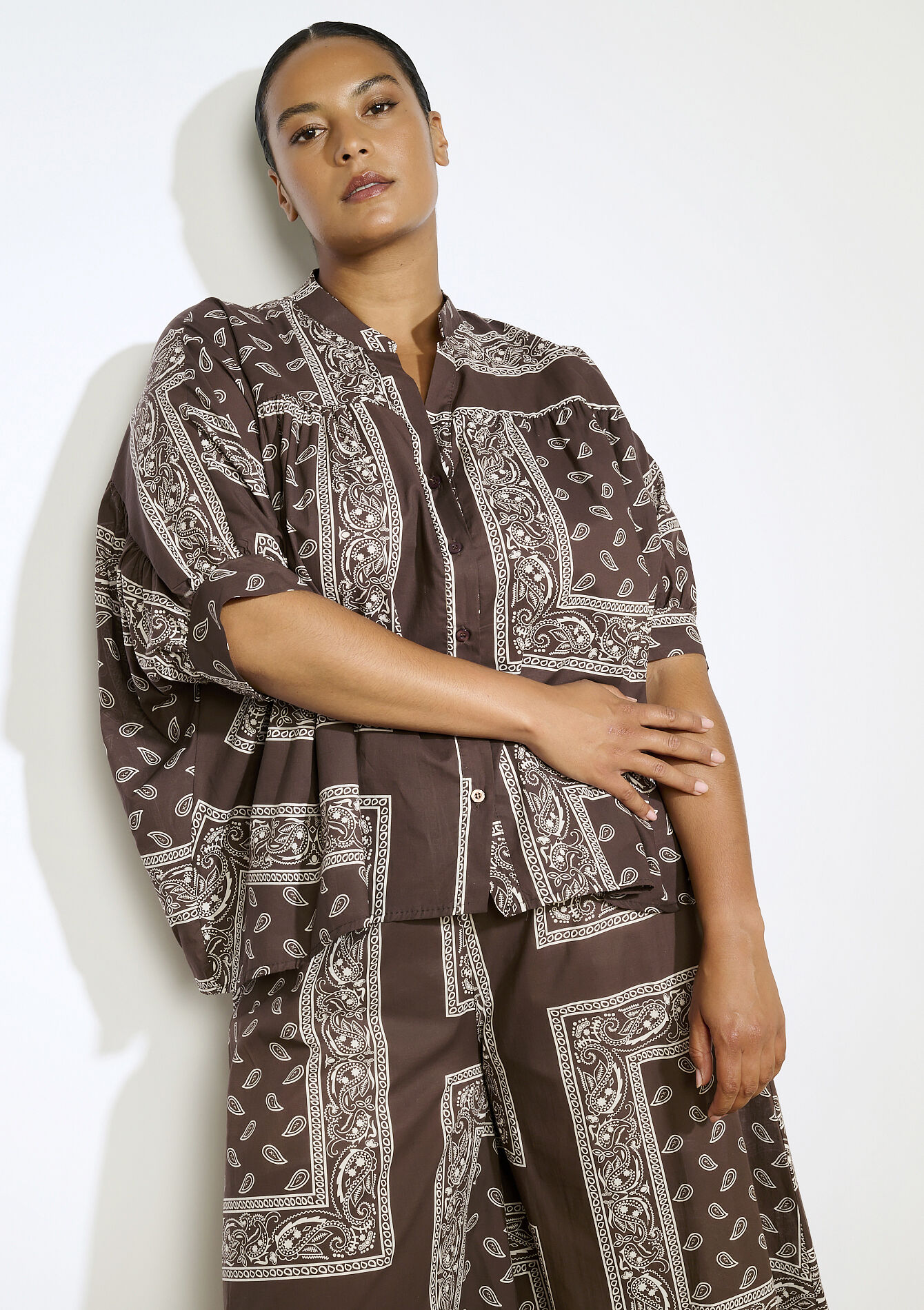 Oversized blouse met bandanaprint , Oversized blouse met bandanaprint - BROWN DARK CHOCOLATE - 05702928_3720
