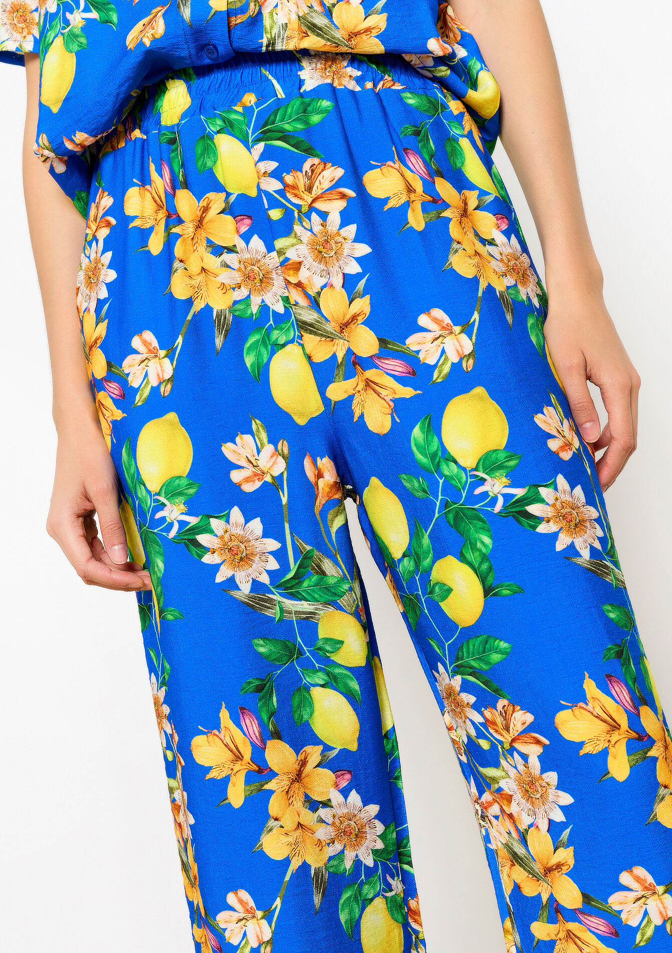 Losse broek met tropische print, Losse broek met tropische print - ELECTRIC BLUE - 06600879_1619