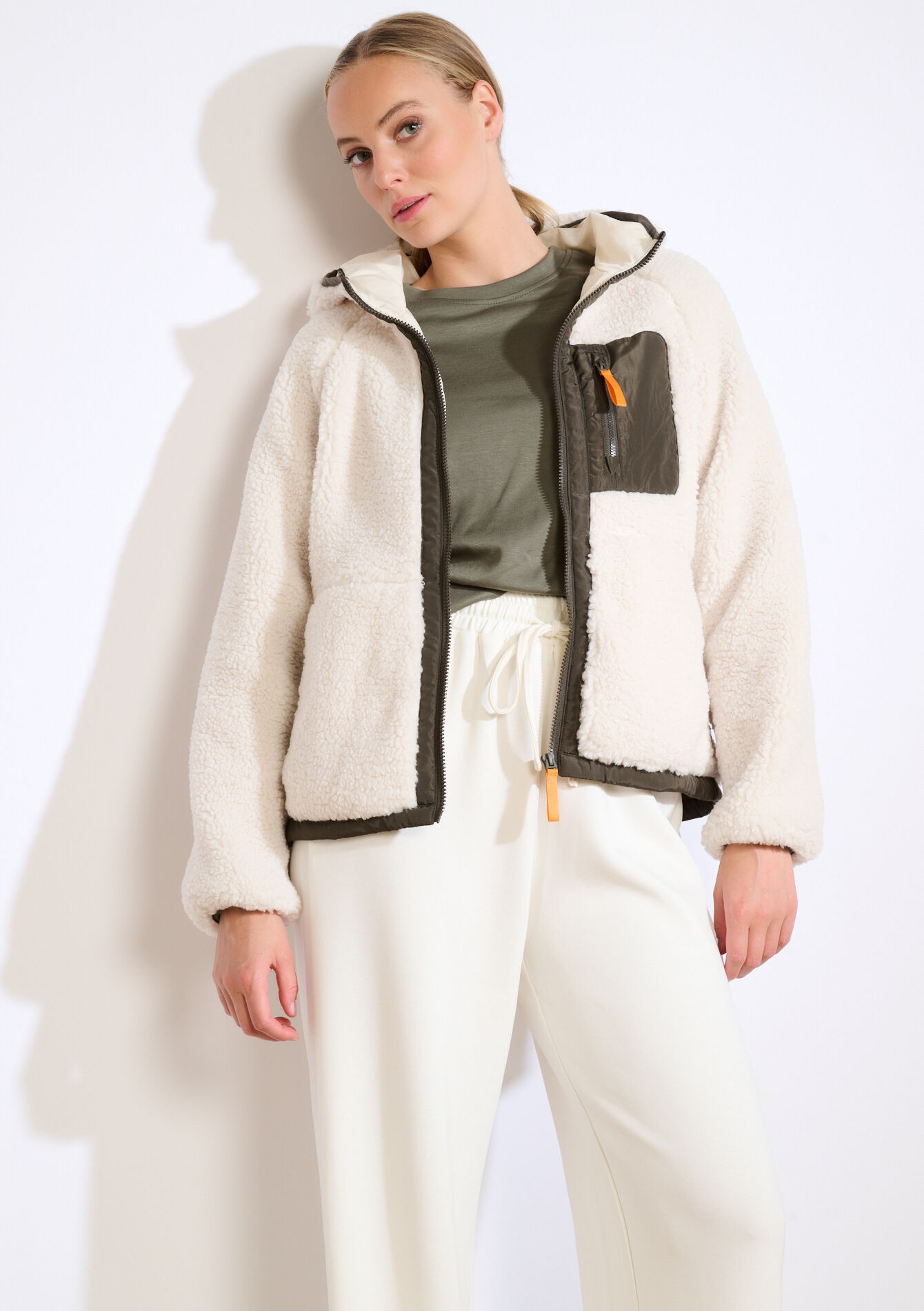 Jas met capuchon in imitatievacht, Jas met capuchon in imitatievacht - VANILLA WHITE - 15100344_1013