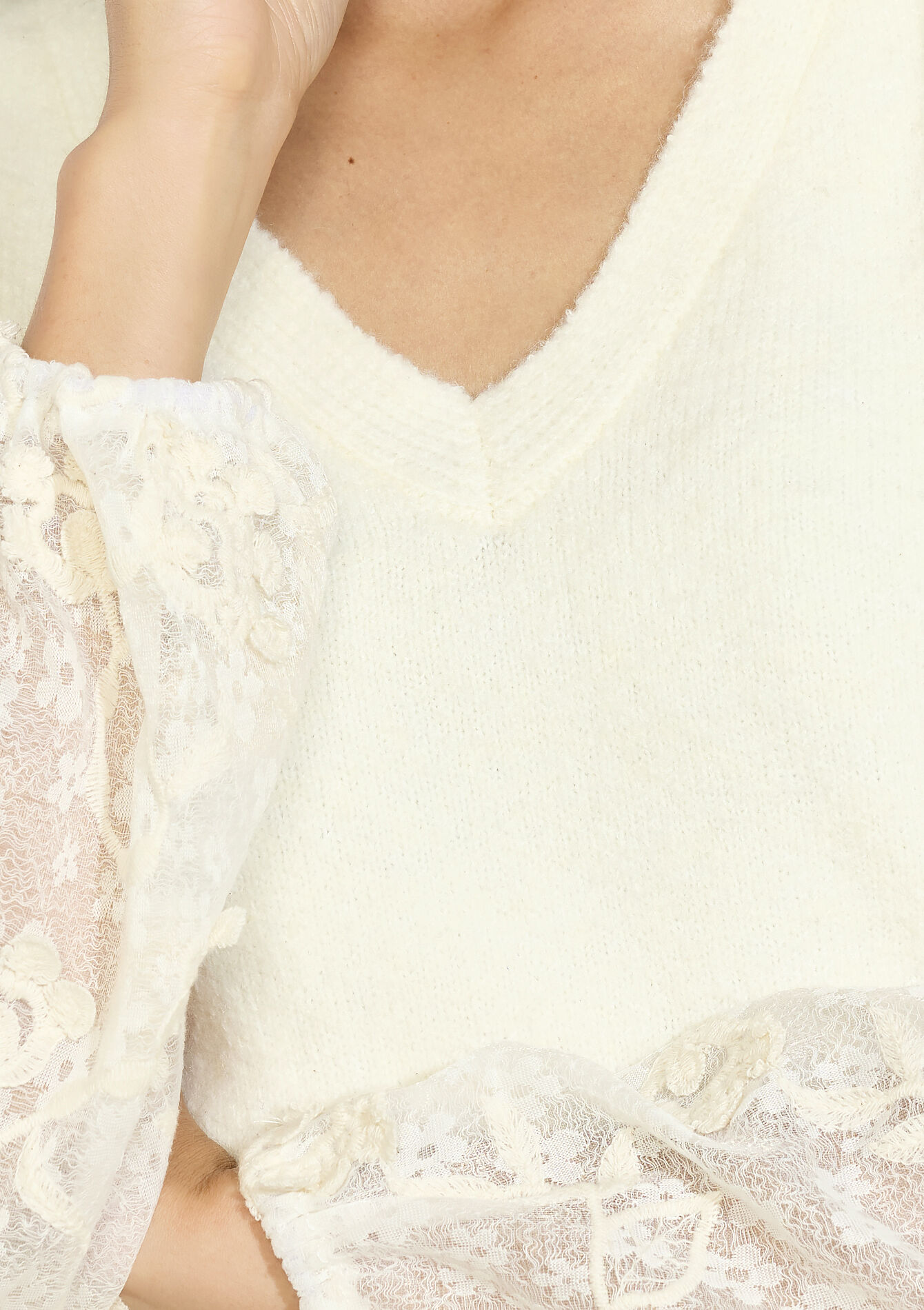 V-hals trui met kanten mouwen - VANILLA WHITE - 04006976_1013