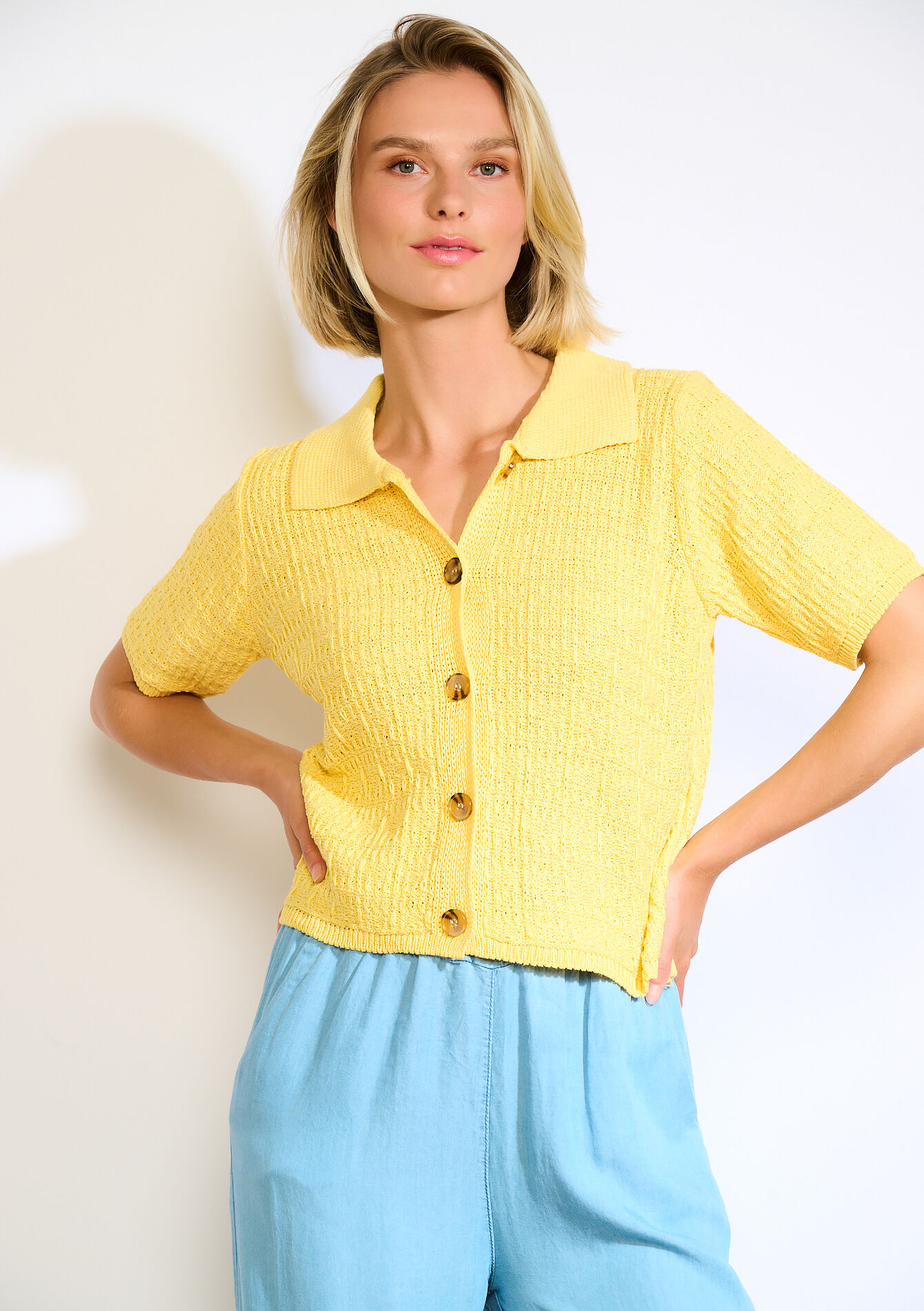 Korte top met textuur - YELLOW PASTEL - 02301827_5004