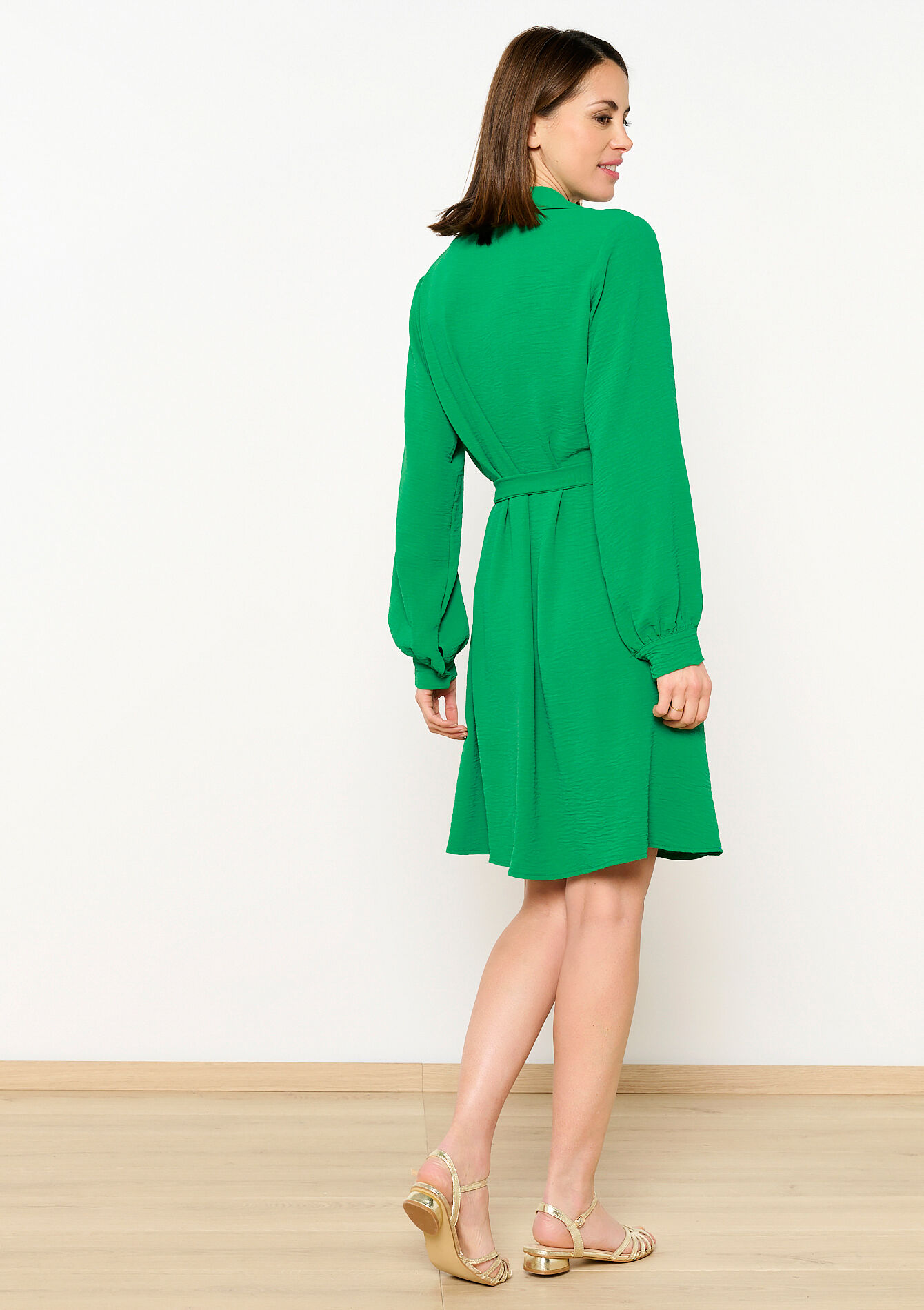 Korte jurk met V-hals en ceintuur, Korte jurk met V-hals en ceintuur - GREEN APPLE - 08103514_1783