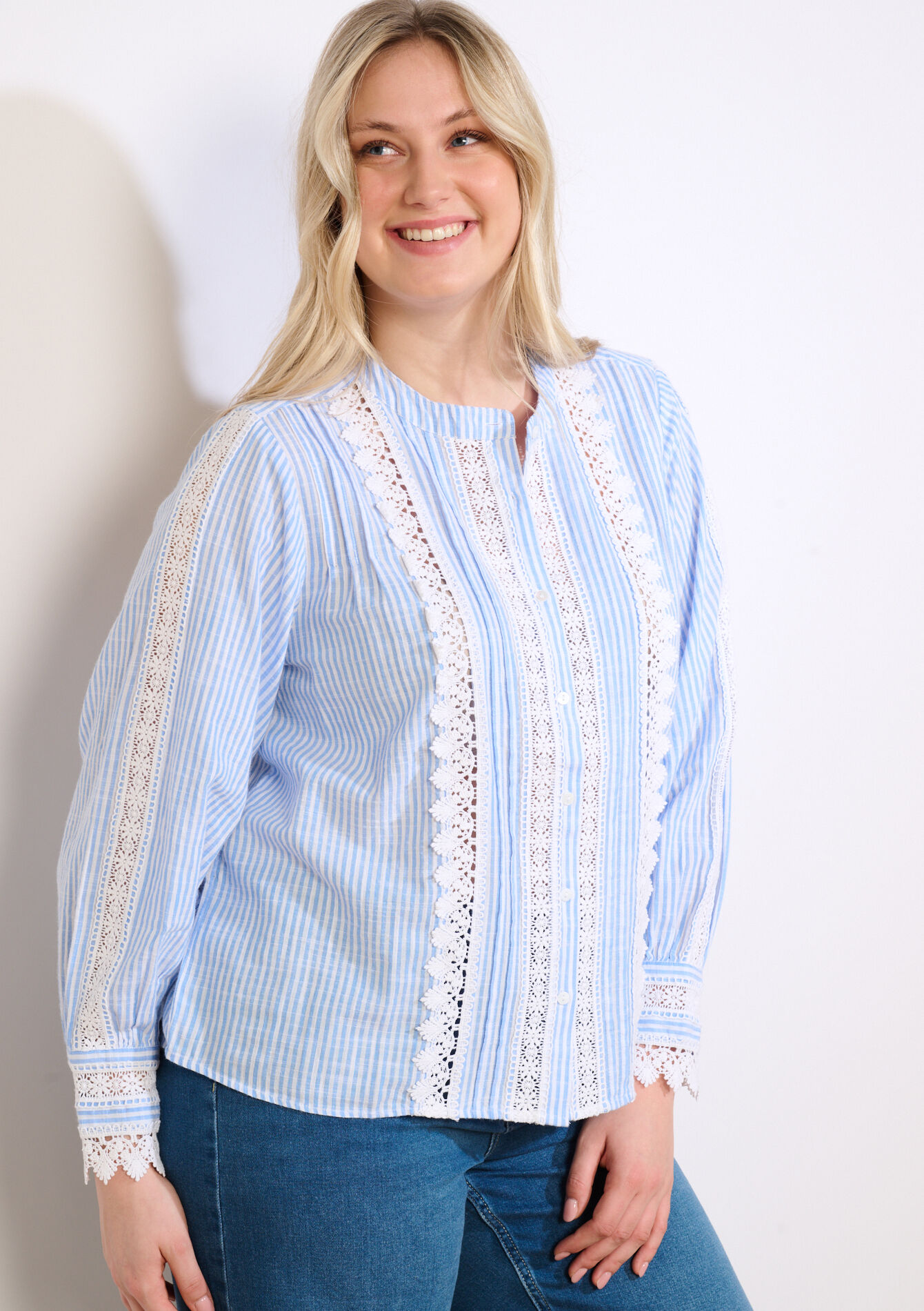 Fijn kant en streepjes blouse - BLUE PASTEL - 05702947_3003