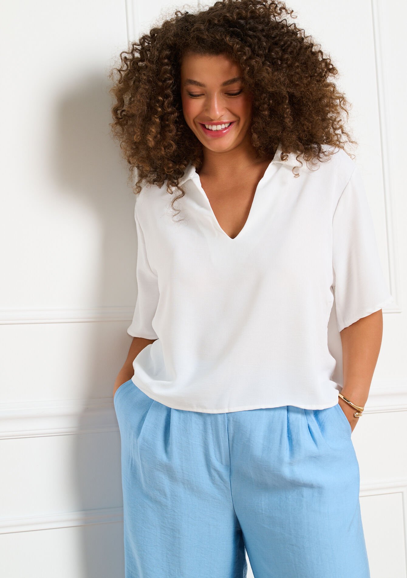 Vloeiende blouse met polokraag, , back