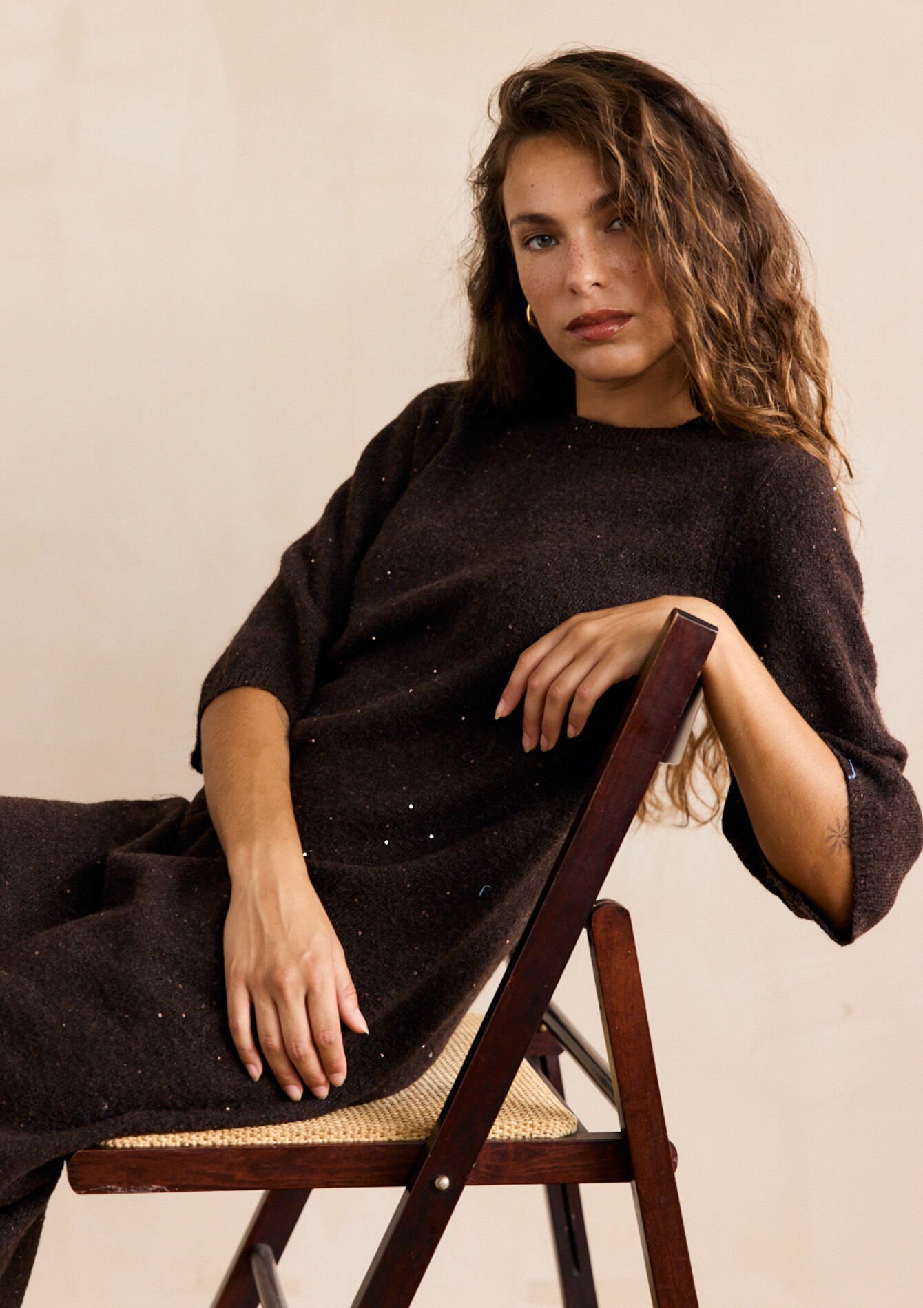 midi gebreide jurk met pailletten, midi gebreide jurk met pailletten - CAMEL BROWN - 08104076_3818