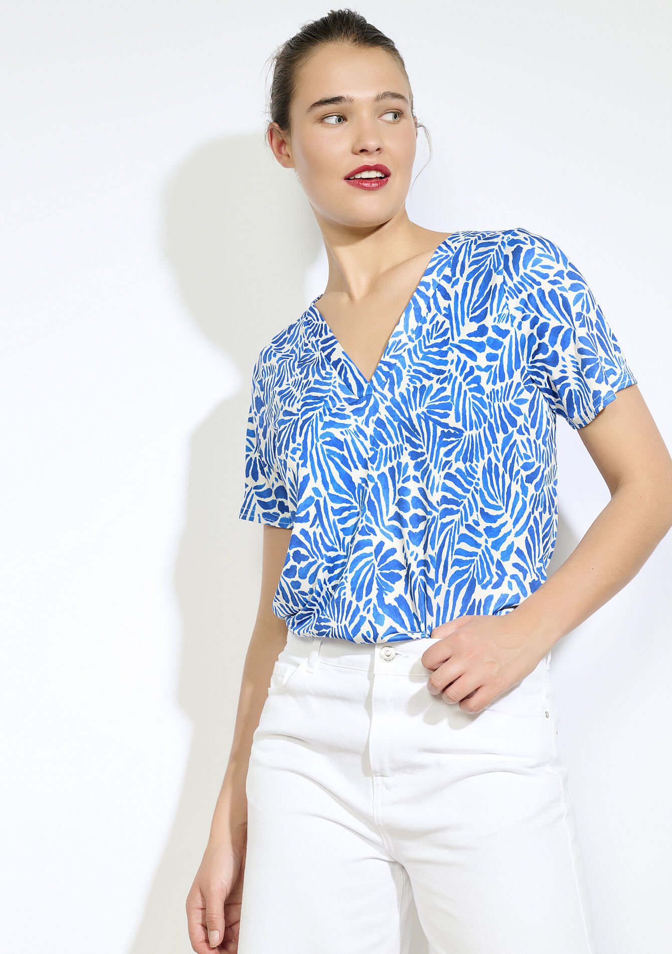 T-shirt met bladprint en V-hals, T-shirt met bladprint en V-hals, , back