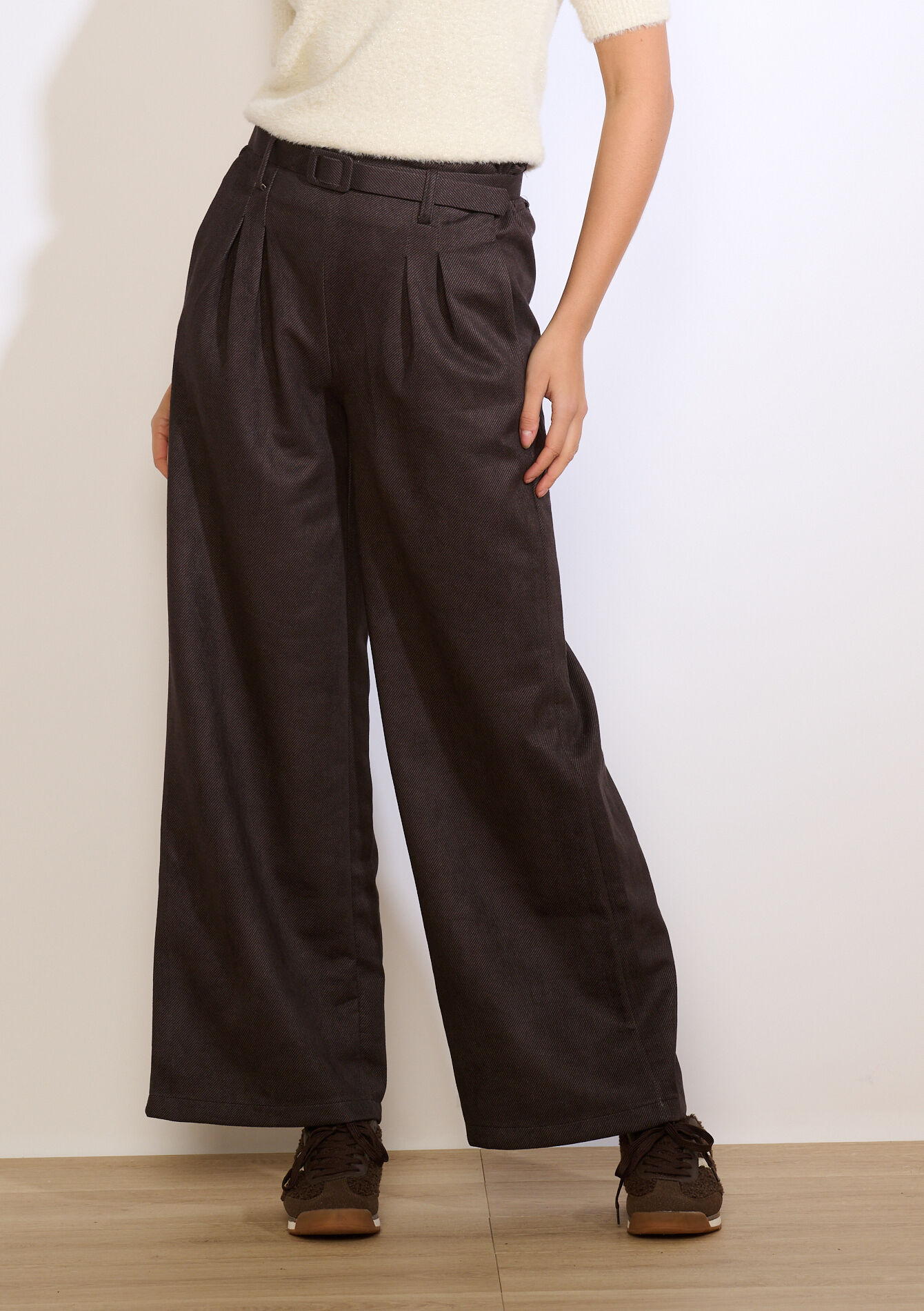 Belted pleated trousers - BROWN DARK CHOCOLATE - 06100782_3720