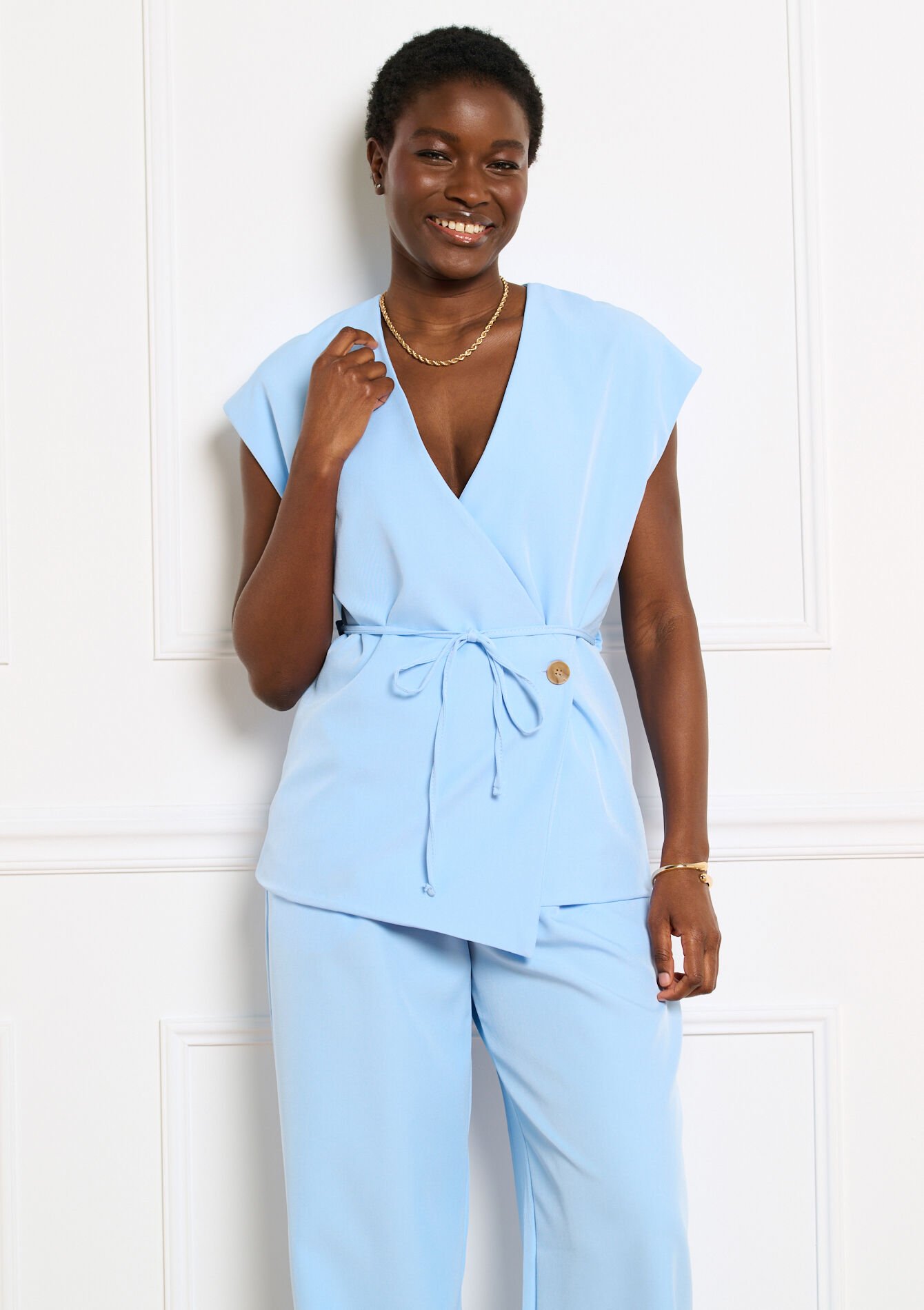 Mouwloze blazer met strikceintuur - BLUE PASTEL - 09101214_3003