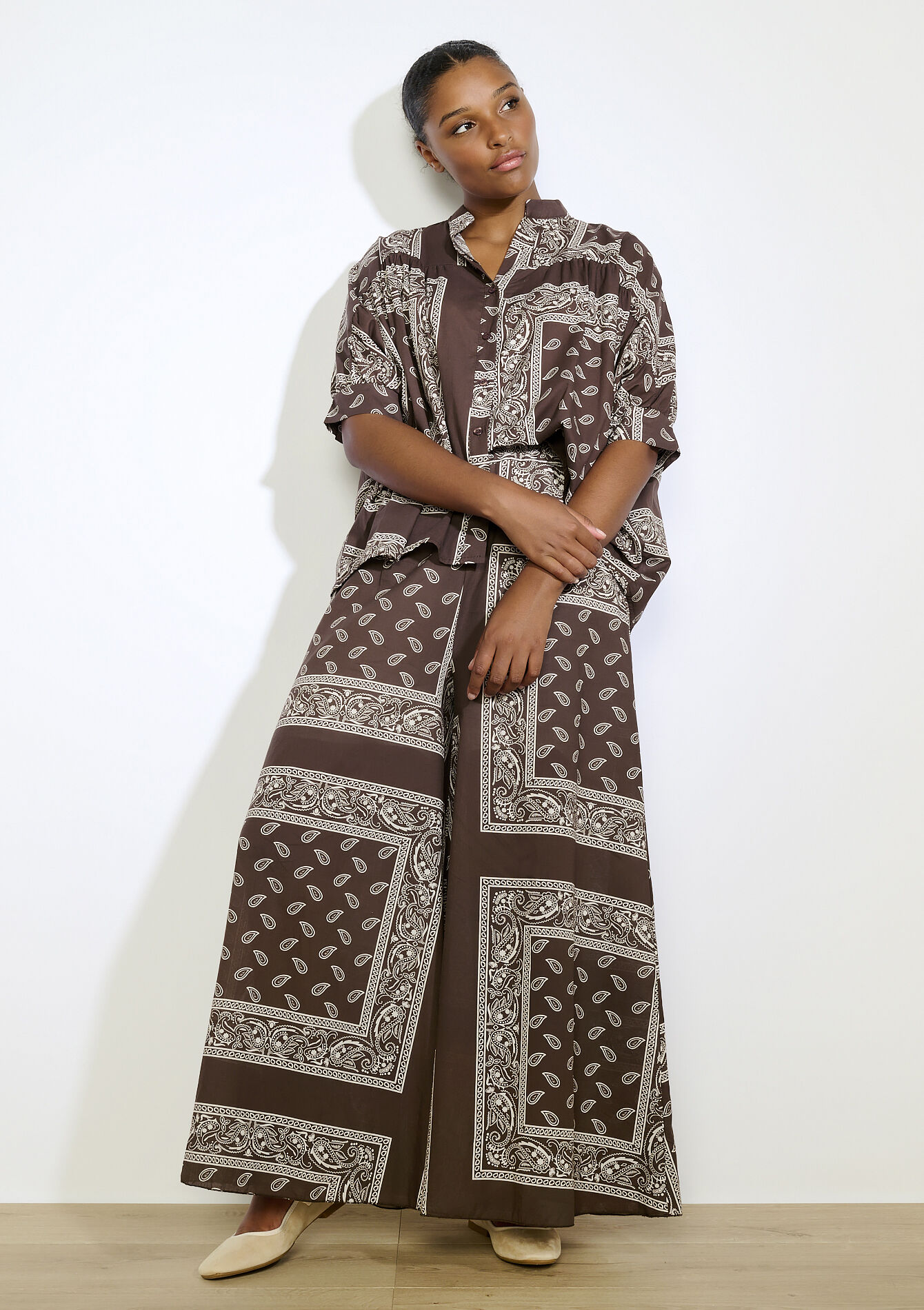 Oversized blouse met bandanaprint , Oversized blouse met bandanaprint - BROWN DARK CHOCOLATE - 05702928_3720