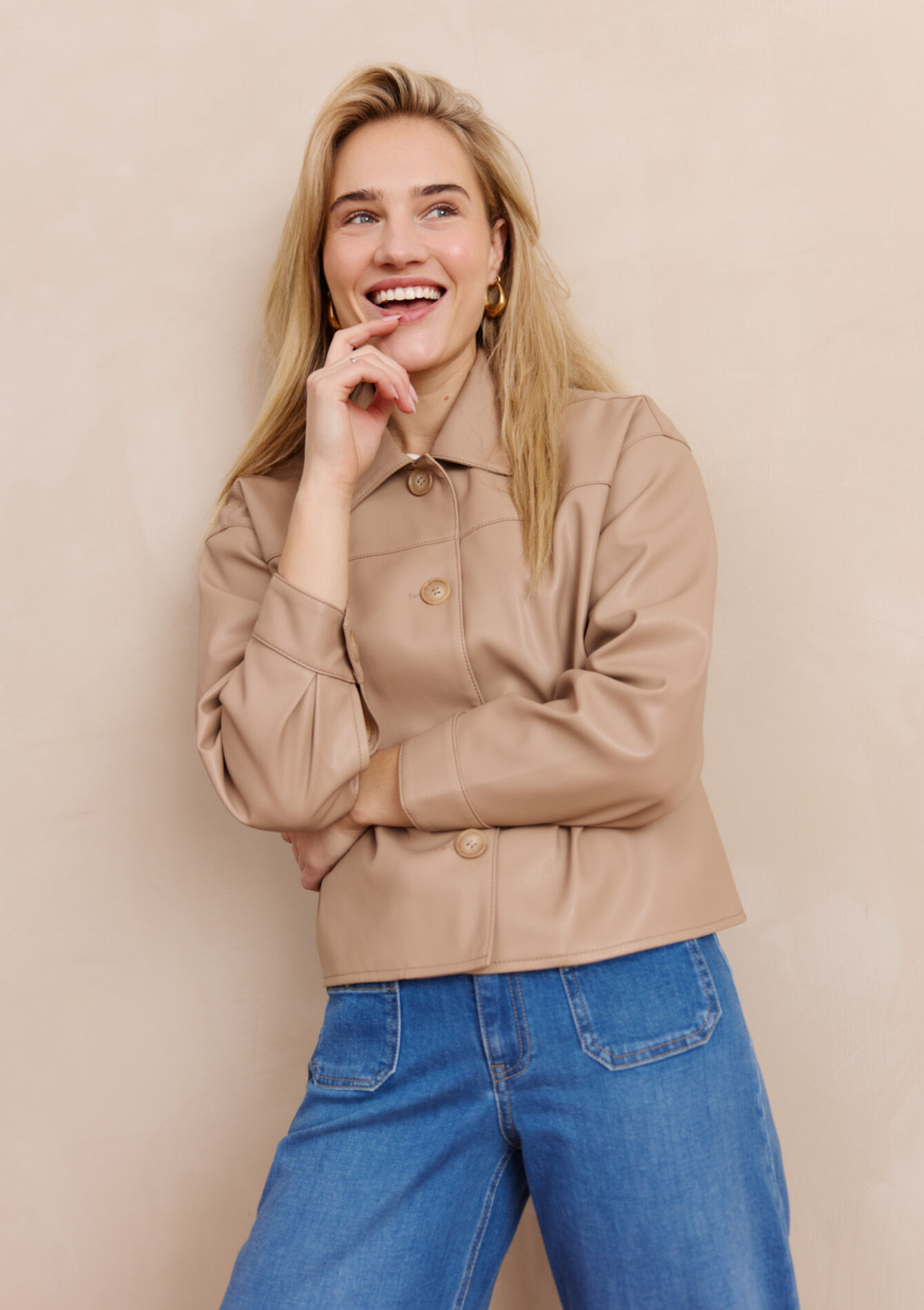 Korte jas met knopen - BEIGE SAND - 09101160_1940