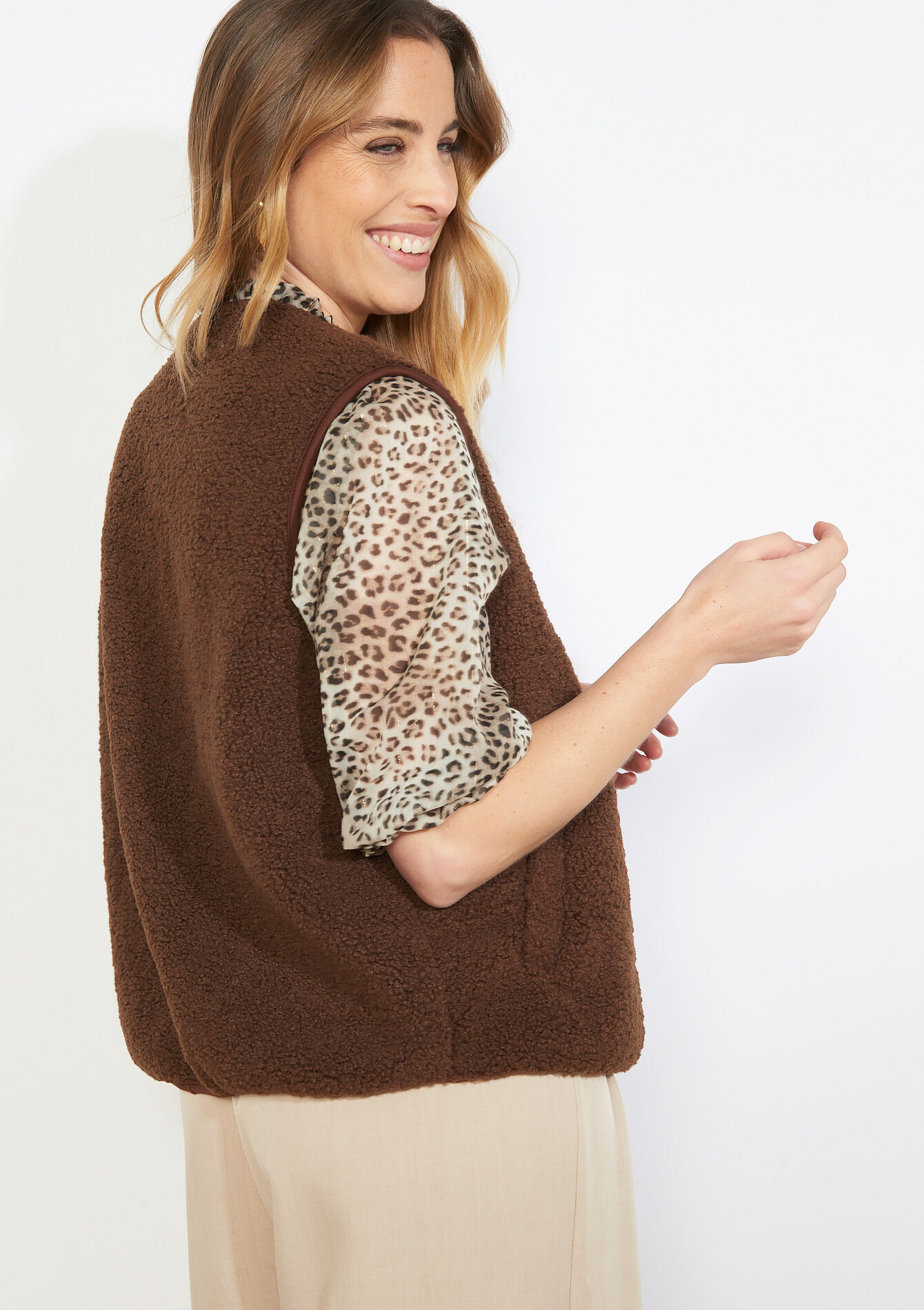 Mouwloos vest met textuur - BROWN COFFEE - 09001527_3717