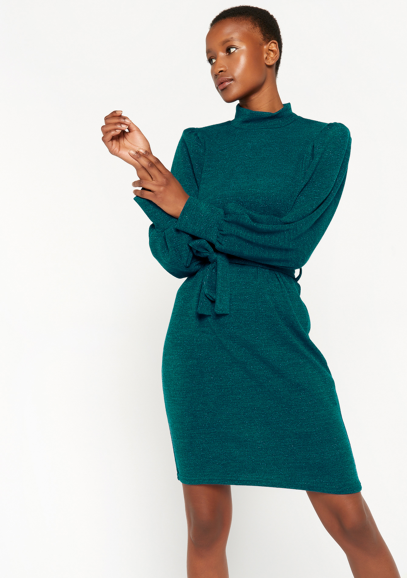 Robe-pull avec col roulé et ceinture