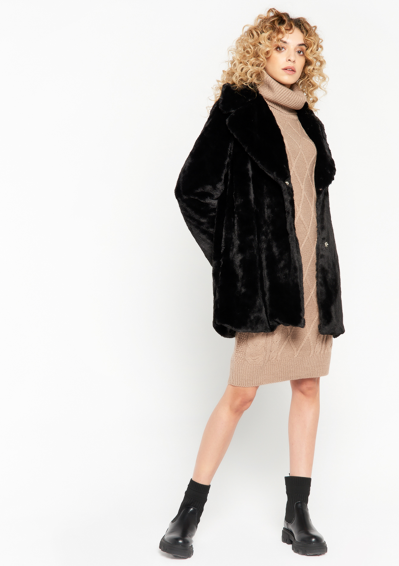 Manteau mi-long en fausse fourrure