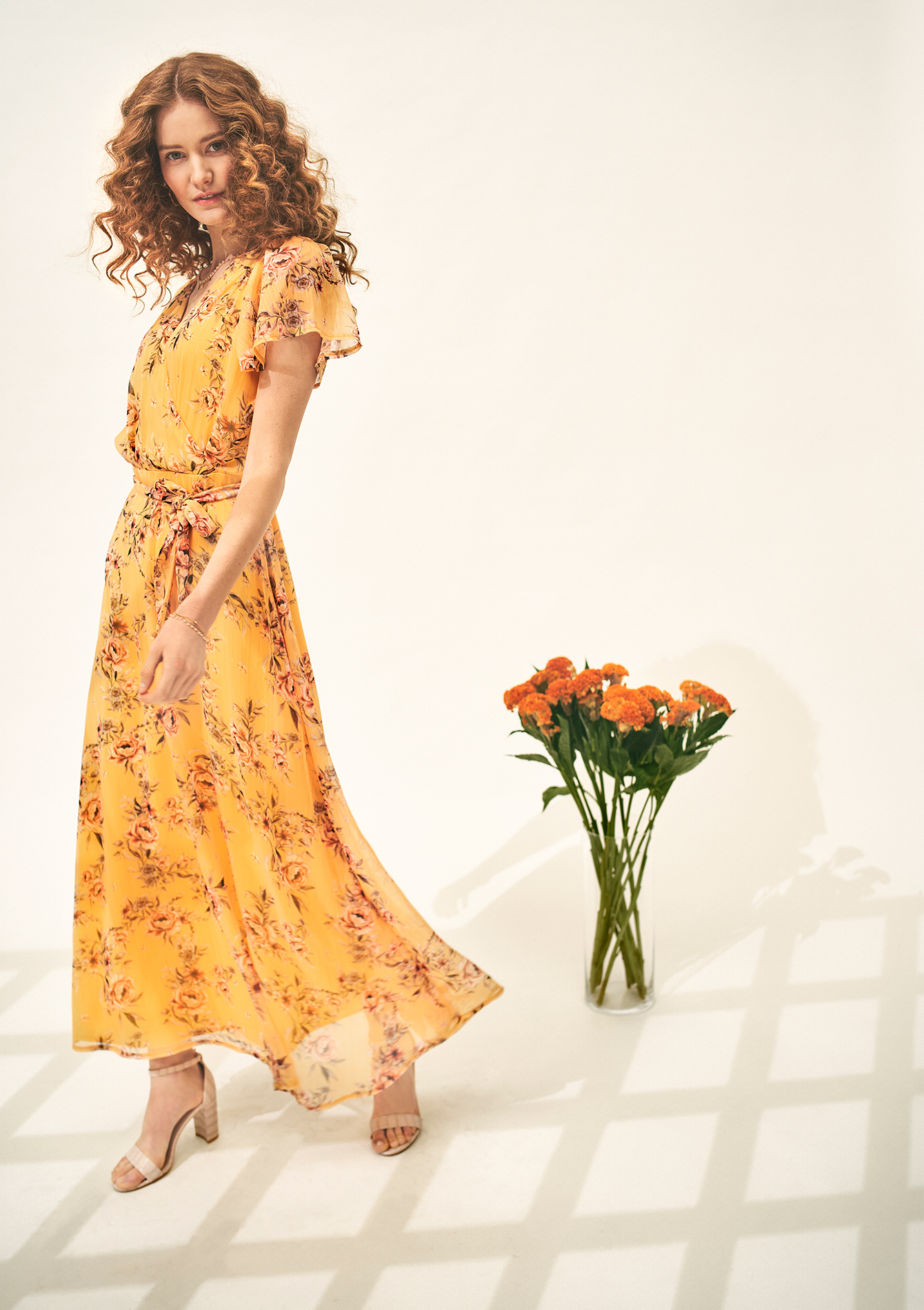 omvang Huh Bestrating Lange jurk met bloemen en vlindermouwen - LolaLiza